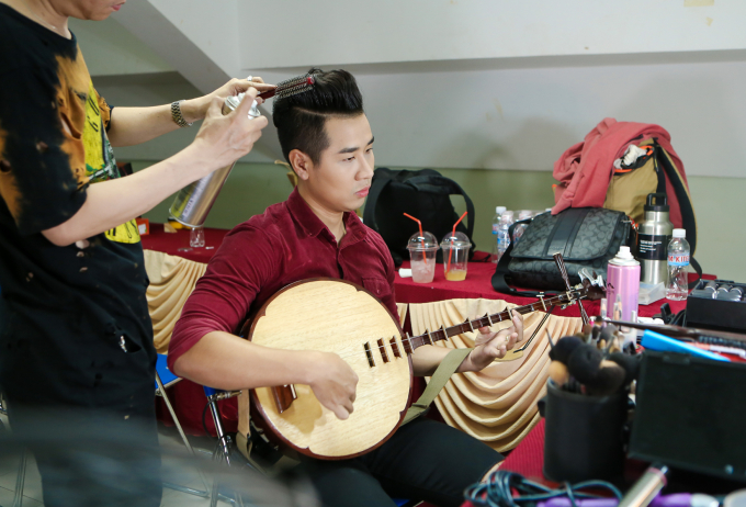 Nguy&ecirc;n Khang cho biết anh rất vất vả v&igrave; chỉ c&oacute; 3 tuần để học th&ecirc;m một nhạc cụ mới - đ&agrave;n nhị, v&agrave; tập thuần thục đ&agrave;n nguyệt.