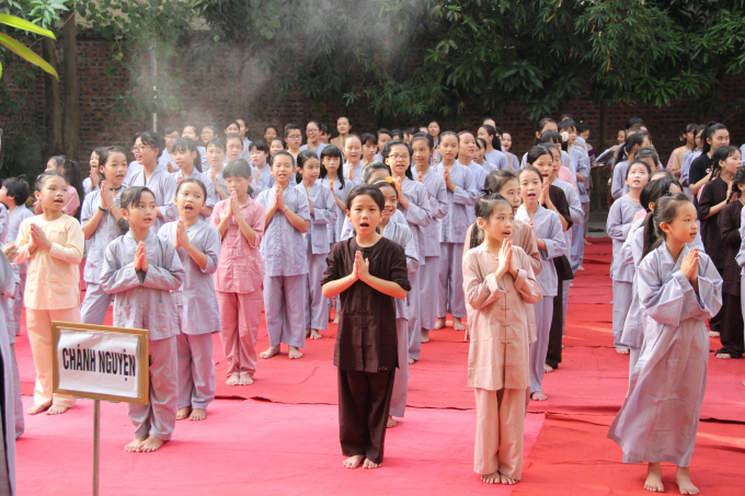 Đ&ocirc;ng đảo c&aacute;c thanh thiếu ni&ecirc;n tham gia kh&oacute;a tu tại Ch&ugrave;a.