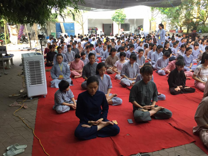 C&aacute;c em học sinh tu tập một c&aacute;ch nghi&ecirc;m t&uacute;c.