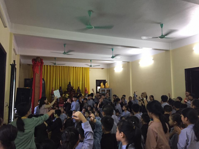 C&aacute;c em nhỏ hứng th&uacute; thảo luận trong b&agrave;i giảng về Lịch sử Việt Nam của c&ocirc; gi&aacute;o Giang Thuỳ Dương, trường THPT Kẻ sặt