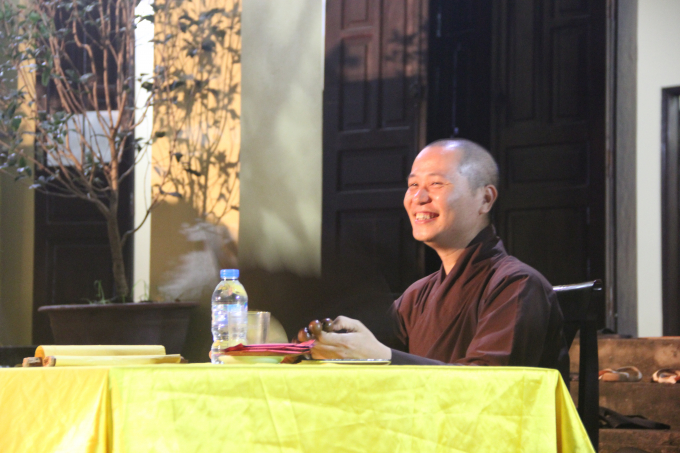 Sư trụ tr&igrave; ch&ugrave;a Kẻ Sặt Th&iacute;ch Thanh To&agrave;n trong buổi duyệt kịch cho c&aacute;c kh&oacute;a sinh.