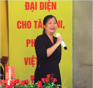 Chị Vũ Quỳnh Anh, Ph&oacute; Ban Tổ chức kh&oacute;a tu m&ugrave;a h&egrave; 2017, đang c&ocirc;ng t&aacute;c tại Trường THCS Thị trấn Kẻ Sặt.