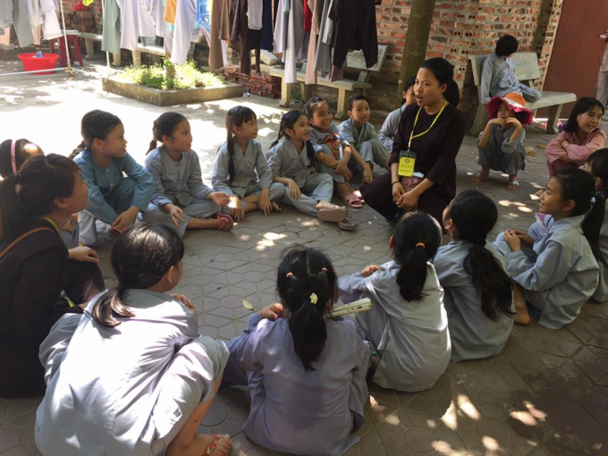 Mặc d&ugrave; thời tiết n&oacute;ng bức, nhưng c&aacute;c thanh thiếu ni&ecirc;n vẫn chăm ch&uacute; lắng nghe, tu tập theo sự hướng dẫn của c&aacute;c anh chị t&igrave;nh nguyện vi&ecirc;n.