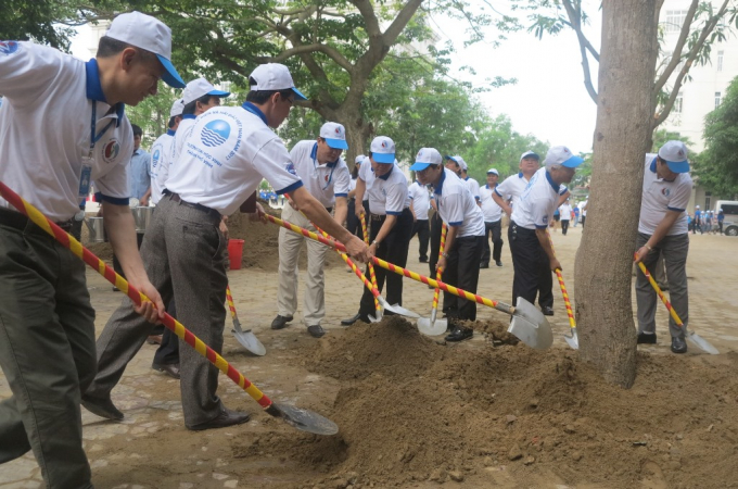 C&aacute;c đại biểu trồng c&acirc;y tại khu&ocirc;n vi&ecirc;n trường đại học Vinh.