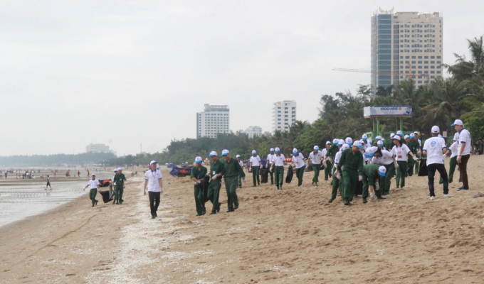 C&ugrave;ng ra qu&acirc;n l&agrave;m sạch b&atilde;i biển Cửa L&ograve;, Nghệ An.