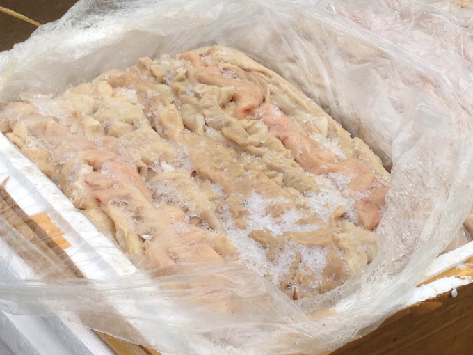 S&ocirc;́ hàng hóa tr&ecirc;n đang trong quá trình ph&acirc;n hủy, b&ocirc;́c mùi h&ocirc;i th&ocirc;́i.