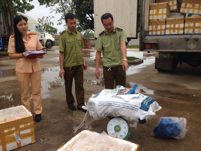 Cơ quan chức năng ti&ecirc;́n hành ki&ecirc;̉m tra.