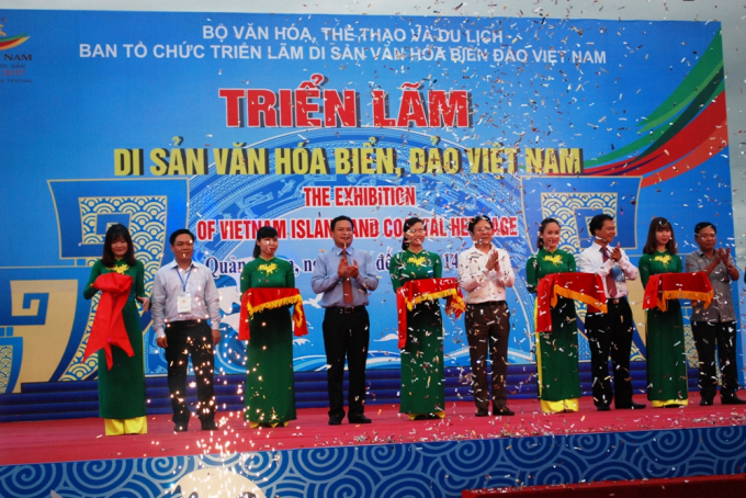 Cắt băng kh&aacute;nh th&agrave;nh triển l&atilde;m Di sản văn h&oacute;a biển đảo Việt Nam 2017.