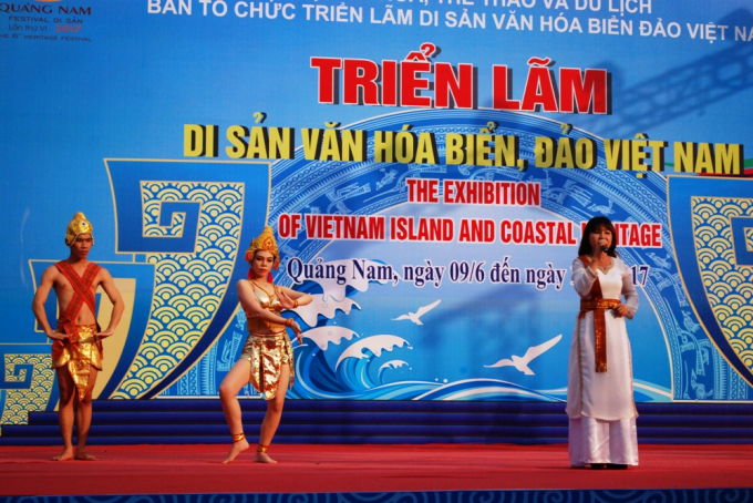 Tiết mục m&uacute;a nhạc Chăm của đo&agrave;n Ninh Thuận.