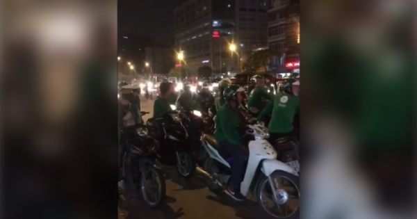 [Clip]: Hàng chục GrabBike tìm xe ôm truyền thống để trả thù