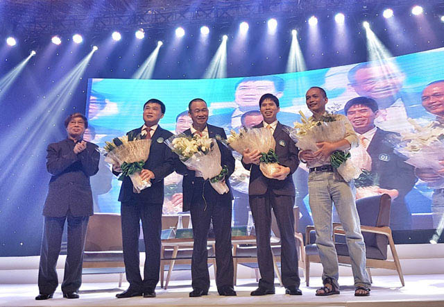 &Ocirc;ng Đặng Nhật Minh, Tổng bi&ecirc;n tập Tạp ch&iacute; Nhịp cầu Đầu tư tặng hoa cảm ơn c&aacute;c kh&aacute;ch mời