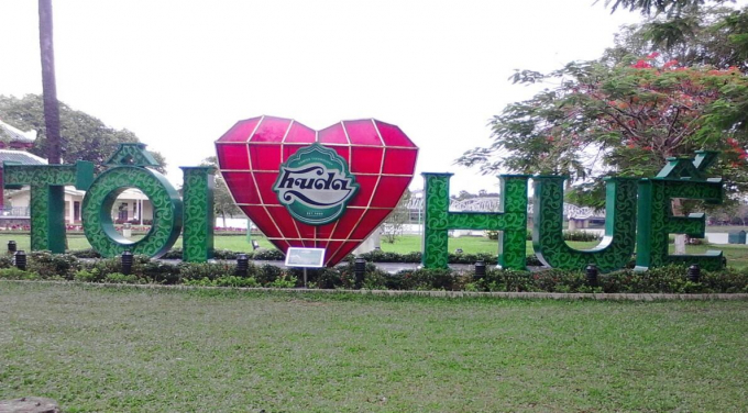 Việc đặt logo của một thương hiệu bia v&agrave;o ngay vị tr&iacute; &ldquo; trung t&acirc;m&rdquo; của h&igrave;nh tr&aacute;i tim đỏ c&aacute;ch điệu đ&atilde; khiến cho nhiều người lầm tưởng đ&acirc;y l&agrave; c&ocirc;ng tr&igrave;nh &ldquo;T&ocirc;i y&ecirc;u Huda Huế&rdquo; chứ kh&ocirc;ng c&ograve;n l&agrave; &ldquo;T&ocirc;i y&ecirc;u Huế&rdquo; nữa.