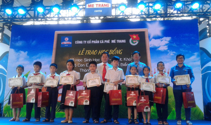 C&ocirc;ng ty M&ecirc; Trang trao tặng học bổng cho c&aacute;c con em ngư d&acirc;n b&aacute;m biển ở TP Nha Trang.