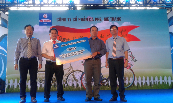 C&ocirc;ng ty M&ecirc; Trang trao tặng xe đạp cho c&aacute;c em học sinh ngh&egrave;o vượt kh&oacute; thuộc tỉnh Ph&uacute; Y&ecirc;n.