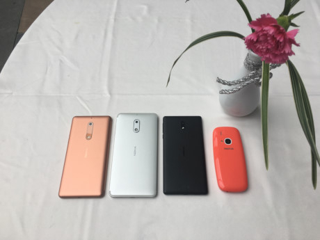 4 sản phẩm ch&iacute;nh thức của Nokia tại Việt Nam (từ tr&aacute;i sang lần lượt Nokia 5, Nokia 6, Nokia 3 v&agrave; Nokia 3310).