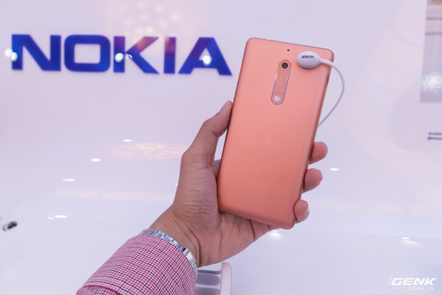 Tr&ecirc;n tay Nokia 5 ch&iacute;nh h&atilde;ng: Smartphone vỏ kim loại thời trang, gi&aacute; 4,3 triệu đồng