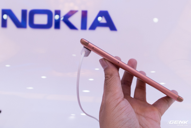 Tr&ecirc;n tay Nokia 5 ch&iacute;nh h&atilde;ng: Smartphone vỏ kim loại thời trang, gi&aacute; 4,3 triệu đồng