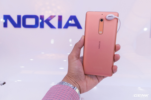 Tr&ecirc;n tay Nokia 5 ch&iacute;nh h&atilde;ng: Smartphone vỏ kim loại thời trang, gi&aacute; 4,3 triệu đồng