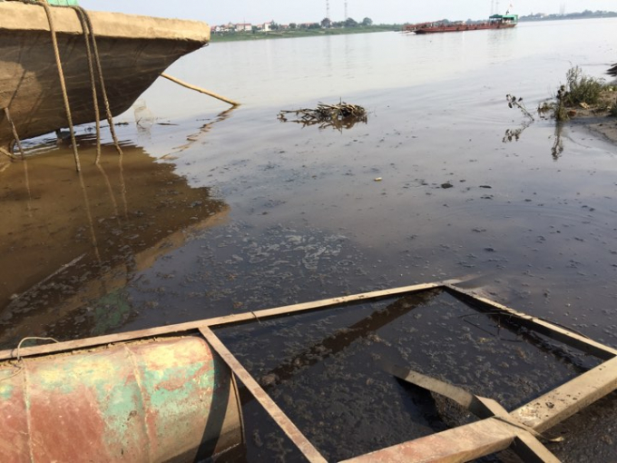 Nước khu l&ograve; mổ xả thẳng ra bến đ&ograve;.