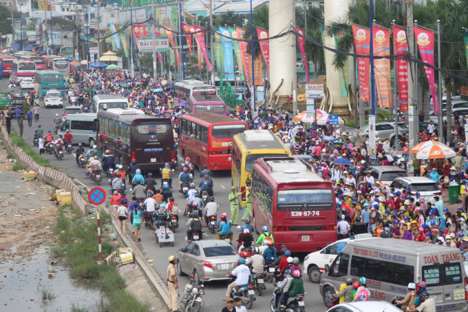 Cảnh tượng kinh ho&agrave;ng trước Suối Ti&ecirc;n.