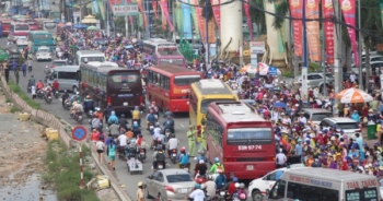 Du khách tăng đột biến, giao thông qua khu du lịch Suối Tiên như “vỡ trận”