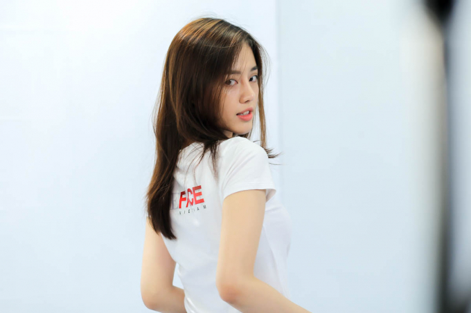 Nụ cười hạnh ph&uacute;c nhất của Kh&aacute;nh Linh l&agrave; được chăm s&oacute;c th&uacute; cưng.