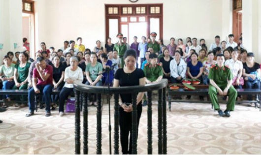 Bị c&aacute;o Tạ Thị Phương tại tòa. )Ảnh C&ocirc;ng lý)