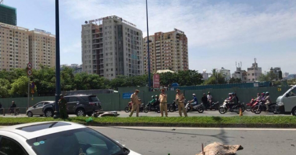 Tông vào dải phân cách, người phụ nữ "bay" qua làn ô tô