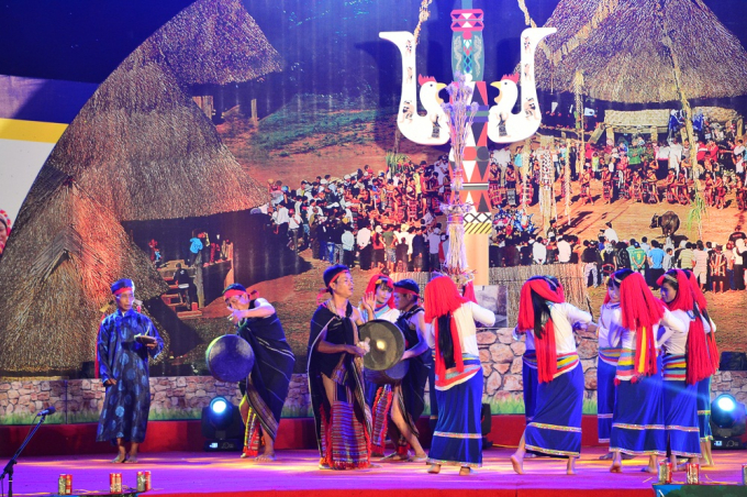 Nghi thức dựng c&acirc;y N&ecirc;u mở m&agrave;n chương tr&igrave;nh của ng&agrave;y hội tại huyện miền n&uacute;i T&acirc;y Giang.