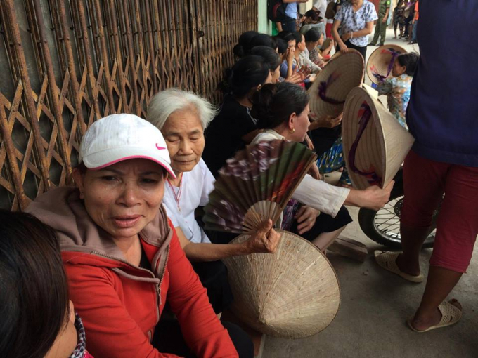 Nhiều người d&acirc;n kh&ocirc;ng khỏi b&agrave;ng ho&agrave;ng trước sự ra đi đột ngột của ch&aacute;u b&eacute;.