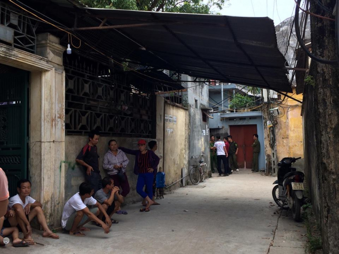 Hiện lực lượng chức năng đang tiến h&agrave;nh kh&aacute;m nghiệm hiện trường.