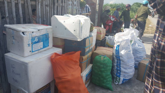 Người d&acirc;n gi&uacute;p t&agrave;i xế gom lại những th&ugrave;ng hoa quả c&ograve;n nguy&ecirc;n vẹn.