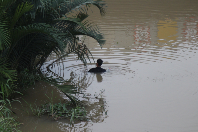 Lực lượng cứu hộ cứu nạn t&igrave;m kiếm thi thể nạn nh&acirc;n.