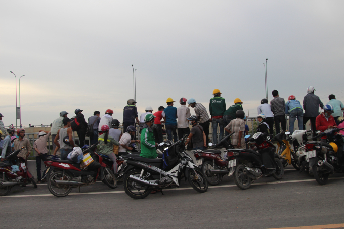 Người d&acirc;n hiếu k&igrave; tập trung theo d&otilde;i.