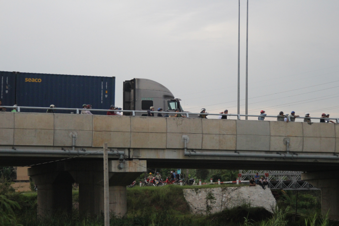 Xe m&aacute;y dừng đỗ tr&ecirc;n c&aacute;o tốc để theo d&otilde;i vụ việc.