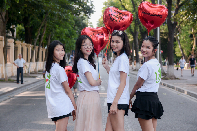 Tuần lễ thời trang trẻ em Việt Nam: Tim &ndash; Trương Quỳnh Anh c&ugrave;ng b&eacute; V&otilde; Kh&aacute;nh Ngọc thể hiện ca kh&uacute;c chủ đề &ldquo;Cho con tuổi thơ&rdquo;