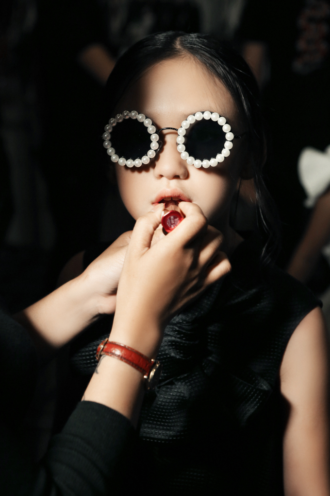 Tuần lễ thời trang trẻ em Việt Nam: Tim &ndash; Trương Quỳnh Anh c&ugrave;ng b&eacute; V&otilde; Kh&aacute;nh Ngọc thể hiện ca kh&uacute;c chủ đề &ldquo;Cho con tuổi thơ&rdquo;