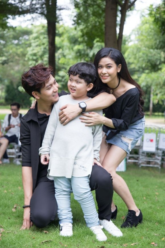 Tuần lễ thời trang trẻ em Việt Nam: Tim &ndash; Trương Quỳnh Anh c&ugrave;ng b&eacute; V&otilde; Kh&aacute;nh Ngọc thể hiện ca kh&uacute;c chủ đề &ldquo;Cho con tuổi thơ&rdquo;