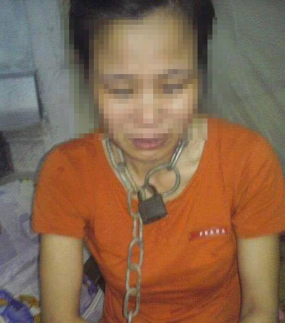 H&igrave;nh ảnh chị Hương bị x&iacute;ch cổ lan truyền tr&ecirc;n Internet.