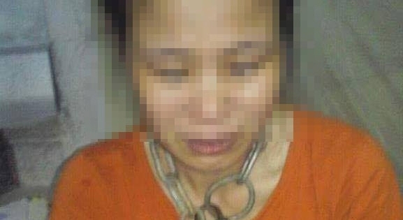 Cả nước bất ngờ khi người vợ bị xích cổ vẫn khăng khăng bảo vệ chồng