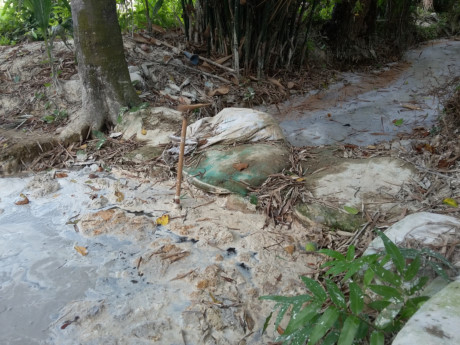 Chất thải độc hại từ trạm trộn b&ecirc; t&ocirc;ng của C&ocirc;ng ty Thế Giới Nh&agrave;