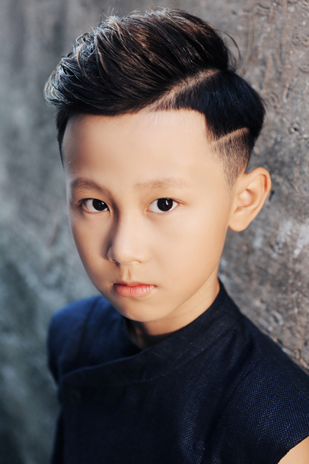 Cận cảnh gương mặt lạnh l&ugrave;ng h&uacute;t mắt của Ph&uacute;c Minh trong BST Kendo Ph&uacute;c Minh 9 tuổi v&agrave; sở hữu chiều cao kh&aacute; nổi bật, gương mặt điển trai c&ugrave;ng kh&aacute; nhiều t&agrave;i lẻ.