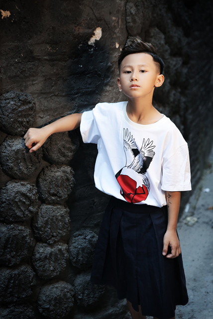 Ph&uacute;c Minh tự tin trước ống k&iacute;nh thể hiện đ&uacute;ng tinh thần mạnh mẽ m&agrave; BST Kendo muốn truyền tải&nbsp;T&ocirc;ng m&agrave;u trắng, xanh, đỏ biểu hiện cho sự b&igrave;nh an được Kelly B&ugrave;i &ldquo;đặc c&aacute;ch&rdquo; sử dụng.