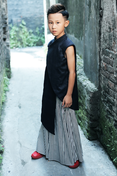 Kimono truyền thống được ph&aacute;t triển, kết hợp với ch&acirc;n v&aacute;y chiffon v&agrave; quần.&nbsp;BST Kendo c&ograve;n hướng đến h&igrave;nh ảnh c&aacute;c b&eacute; từng bước trưởng th&agrave;nh trong cuộc sống.