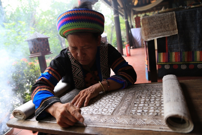 Festival Văn h&oacute;a tơ lụa thổ cẩm Việt Nam - ch&acirc;u &Aacute; 2017 c&oacute; sự g&oacute;p mặt nhiều tập đo&agrave;n quốc tế t&ecirc;n tuổi, b&ecirc;n cạnh những l&agrave;ng nghề c&oacute; tiếng của nước nh&agrave;.