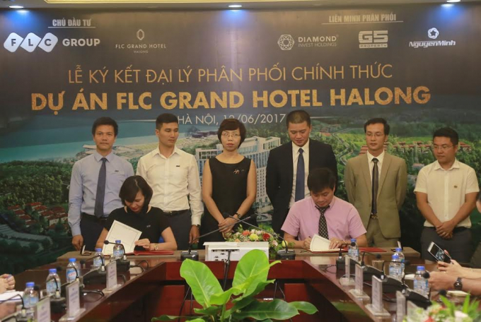 B&agrave; Đ&agrave;m Ngọc B&iacute;ch &ndash; Ph&oacute; TGĐ thường trực Tập đo&agrave;n FLC k&yacute; kết với Đại diện đơn vị ph&acirc;n phối