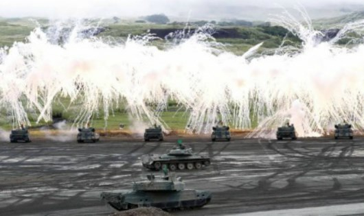 Xe tăng Nhật diễn tập dưới ch&acirc;n n&uacute;i Ph&uacute; Sĩ hồi th&aacute;ng 8/2016. (Ảnh: Kyodo/VnExpress)