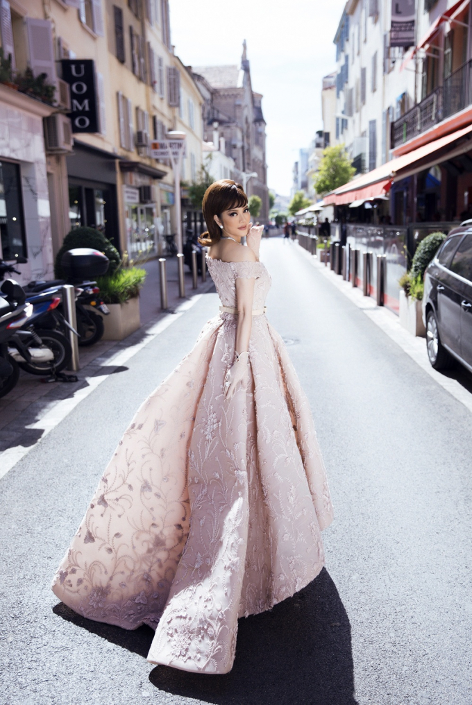 Tạp ch&iacute; Gala gọi L&yacute; Nh&atilde; Kỳ l&agrave;