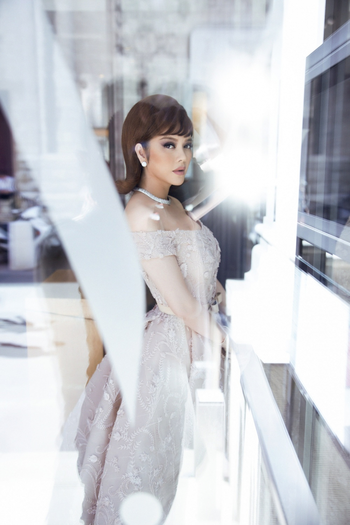 Dư &acirc;m về những h&igrave;nh ảnh đẹp của L&yacute; Nh&atilde; Kỳ tại LHP Cannes 2017 vẫn c&ograve;n được nhiều b&aacute;o, tạp ch&iacute; tại Ph&aacute;p nhắc tới.