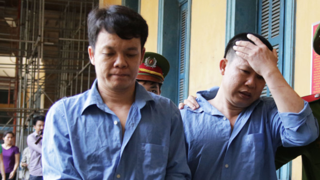 Phụng (tr&aacute;i) v&agrave; Sơn bị &aacute;p giải sau phi&ecirc;n t&ograve;a ph&uacute;c thẩm. (Ảnh:&nbsp;Zing.vn)